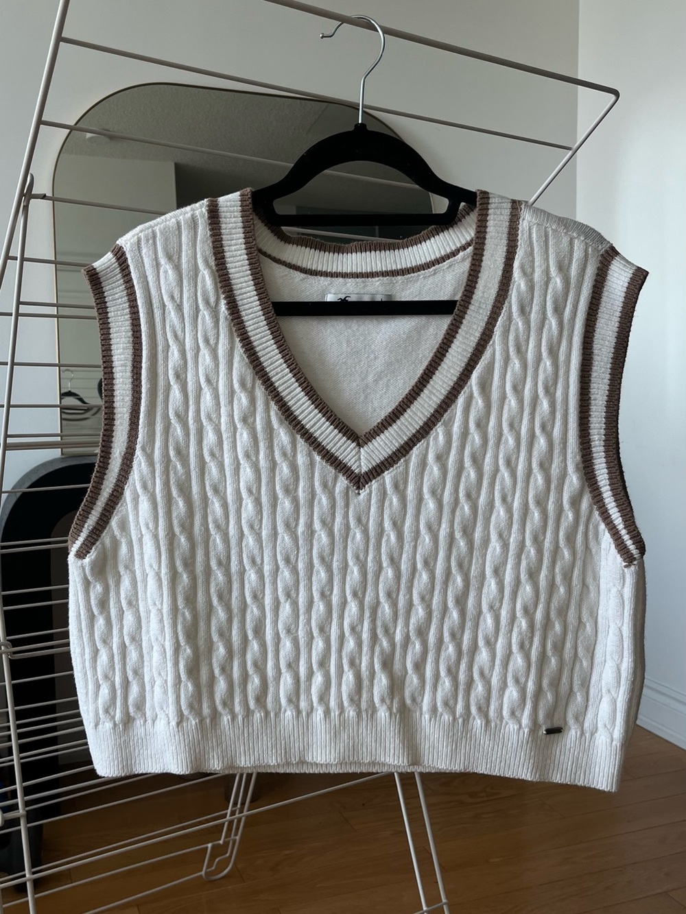 Hollister White Cable Knit V-Neck Cropped Sweater Vest with Brown Trim